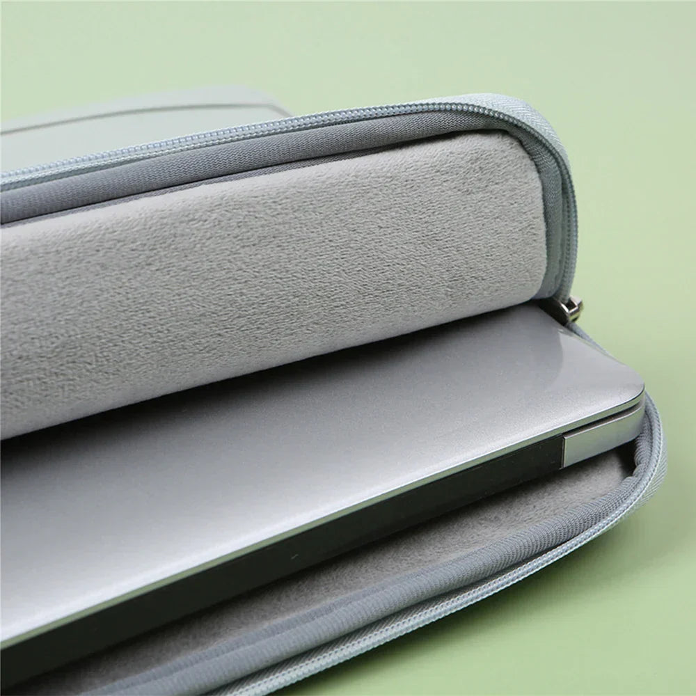 Housse Premium pour Ordinateur : Protection Minimaliste & Élégante
